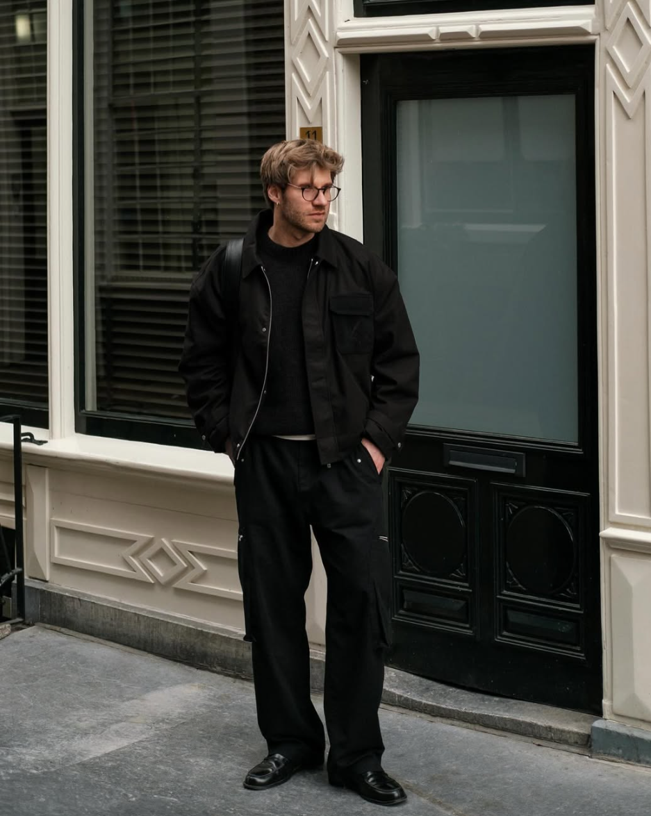 Marco Leisten, All-Black Outfit, schwarze Jacke, europäische Fassade