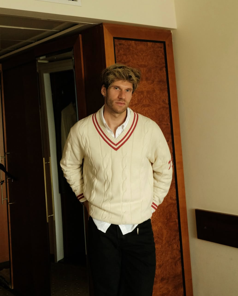 Marco Leisten, V-Neck Cricket Pullover, Hotel-Interior